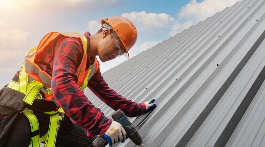 Professional gutter cleaning in Oswego, KS